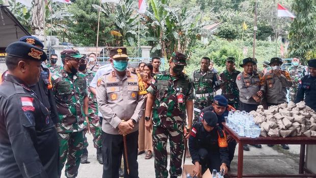 Kapolda NTT Irjen Daniel Silitonga dan Danrem 161/Wirasakti Kupang saat meninjau warga yang terdampak erupsi Gunung Lewotobi di Flores Timur, NTT, Senin (8/1/2024). (Dok Humas Polda NTT).