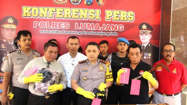 Kapolres Lumajang saat itu AKBP Irwan Nusi saat menggelar jumpa pers pembunuhan yang dilakukan Saiful