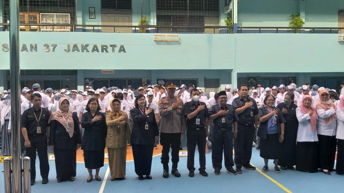 Kapolsek Tebet Kompol Murodih memimpin upacara di SMA 37 Jakarta, Tebet (dok. ist)