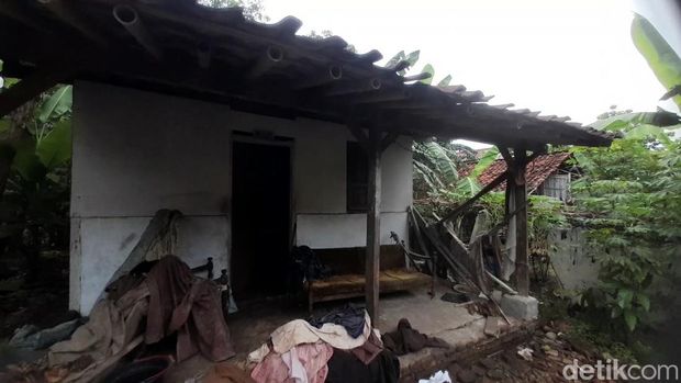 Kaswiyah (79) tinggal seorang diri di rumah usang wilayah Desa Karang Malang, Kecamatan Ketanggungan, Brebes. Foto diunggah pada Senin (8/1/2024).