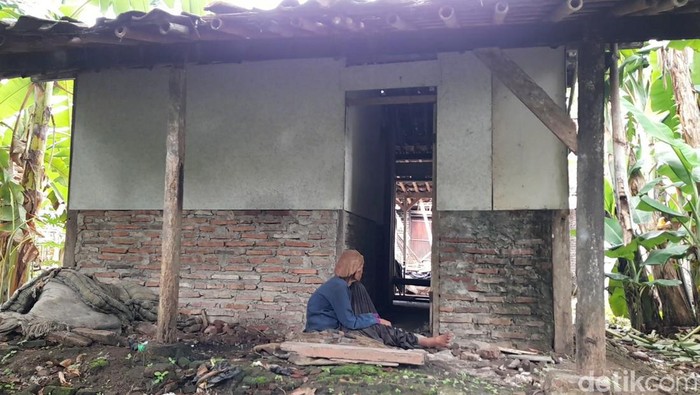 Kaswiyah (79) tinggal seorang diri di rumah usang wilayah Desa Karang Malang, Kecamatan Ketanggungan, Brebes. Foto diunggah pada Senin (8/1/2024).
