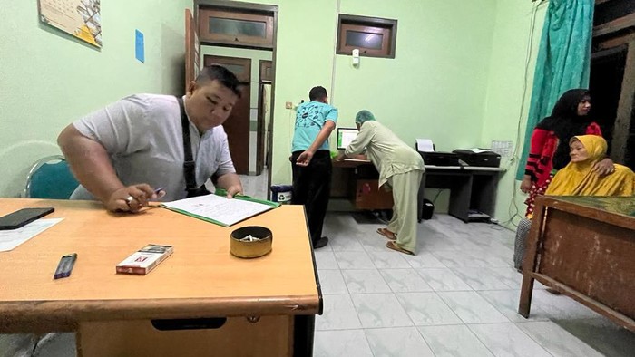 Keluarga remaja terlindas truk di Gresik saat pulang selawat saat menjemput korban di RSUD Ibnu Sina.