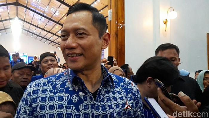 Ketua Umum Partai Demokrat, Agus Harimurti Yudhoyono saat kampanye di Tegal, Senin (8/1/2024).