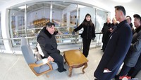 Dari gambar yang dirilis North Koreas Korean Central News Agency (KCNA), putri Kim Jong-un, Kim Ju Ae terlihat ikut menemani ayahnya berkunjung.  