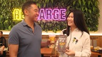 Managing Director Flash Coffee Indonesia David Raymond (kiri) berbincang dengan Brand Manager Arummi, Lia Sparingga Wijaya saat prelaunching menu minuman baru Flash Coffee di Jakarta, Sabtu (6/1/2023).