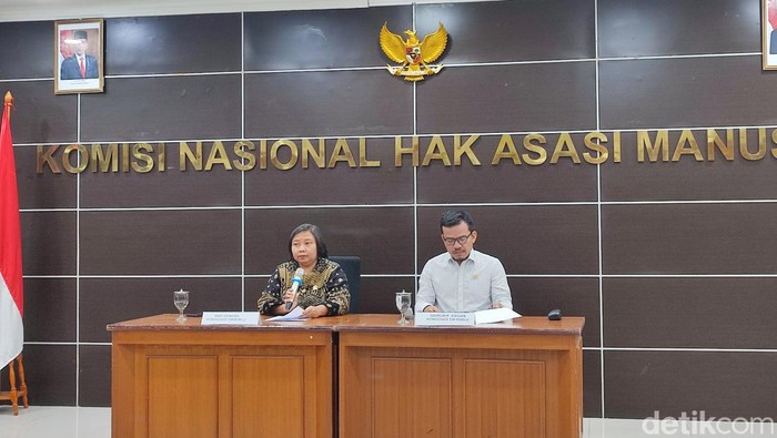 Komnas HAM memaparkan temuan terkait relawan capres nomor urut 3 Ganjar Pranowo diduga dikeroyok oknum anggota TNI di Boyolali. (Wilda HN/detikcom)