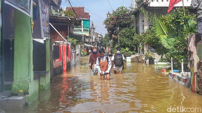Kondisi banjir di Kampung Bojongasih, Desa Dayeuhkolot, Kabupaten Bandung, Senin (8/1/2023).