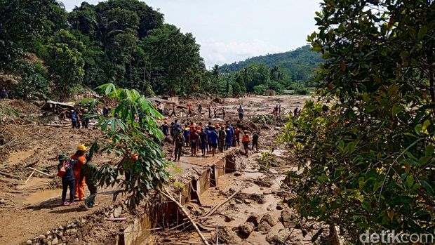 Kondisi bencana longsor di Kampung Cipondok, Subang.