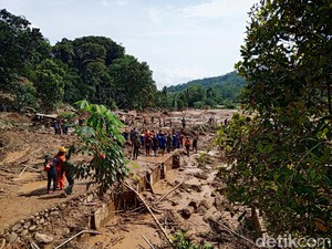 Air Mata Duka Tragedi Longsor di Subang