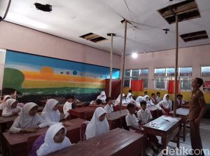 Miris, Bangunan SD di Tasik Nyaris Ambruk Masih Dipakai KBM