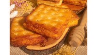 Kalau mau yang premium dan terjamin enak, bisa pesan di Aurs Cakery. Mereka menawarkan kue gabin tape yang tebal, gurih, dan lembut seperti fla. Tahan 6-8 jam di suhu ruang atau 4-5 hari di kulkas. Harganya Rp 50.000 isi 4. Foto : Shopee / Aurs Cakery