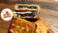 Tam Snack Depok juga menawarkan jajanan gabin tape. Terdapat dua rasa, yaitu original dan cokelat. Satu packnya isi 6. Untuk original harganya dibanderol Rp 16.000. Sedangkan cokelat dibanderol Rp 18.000. Foto : Shopee / Tam Snack