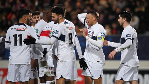 Paris Saint-Germains French forward #07 Kylian Mbappe (2ndR) celebrates with teammates after scoring a goal during the French Cup football match between US Revel and Paris Saint-Germain at the Pierre-Fabre stadium in Castres, southern France, on January 7, 2024. (Photo by Valentine CHAPUIS / AFP)