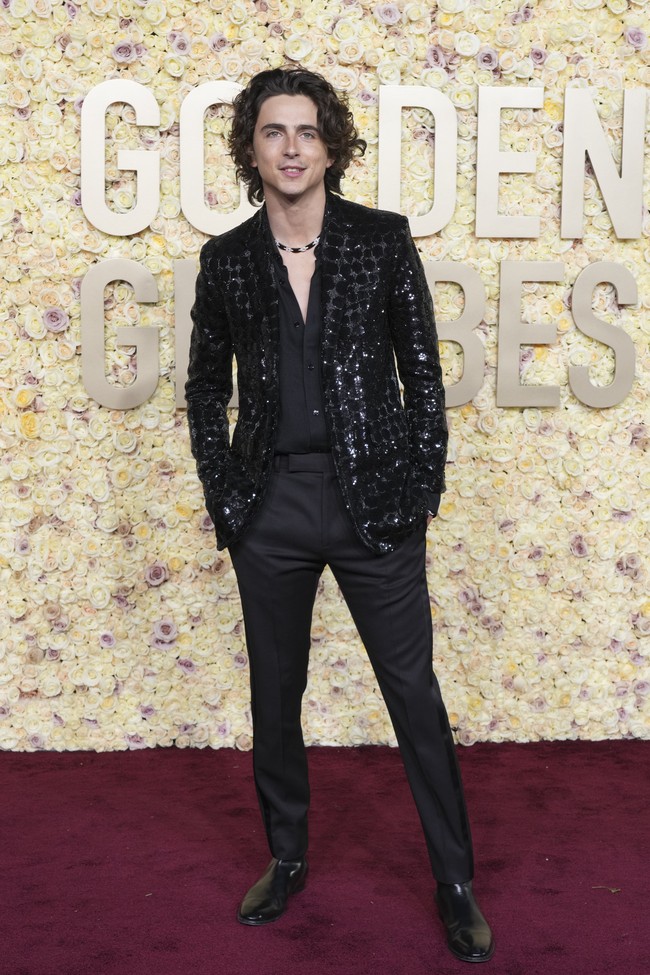 Kylie Jenner dan Timothee Chalamet tak tampil sebagai pasangan saat melenggang di red carpet Golden Globes 2024. Timothee yang mendapat nominasi best comedy/musical actor berpose sendirian di karpet merah. Foto: Dok. AP