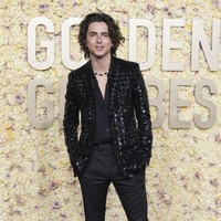 Kylie Jenner dan Timothee Chalamet tak tampil sebagai pasangan saat melenggang di red carpet Golden Globes 2024. Timothee yang mendapat nominasi best comedy/musical actor berpose sendirian di karpet merah. Foto: Dok. AP