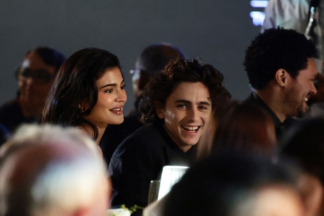 Timothee Chalamet dan Kylie Jenner pamer kemesraan saat berada di dalam ballroom Beverly Hilton Hotel, Los Angeles, tempat Golden Globes 2024 digelar. Foto: dok. AFP