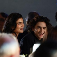 Timothee Chalamet dan Kylie Jenner pamer kemesraan saat berada di dalam ballroom Beverly Hilton Hotel, Los Angeles, tempat Golden Globes 2024 digelar. Foto: dok. AFP