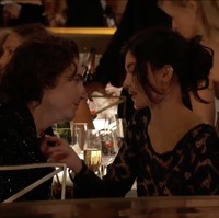 Kylie Jenner tampak menyentuh kalung yang dipakai sang kekasih Timothee Chalamet. Bintang film Wonka itu pun menatap mesra Kylie. Foto: dok. AFP