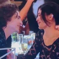 Dalam video yang viral terungkap, Kylie dan Timothee kemudian berciuman saat jeda iklan tayangan Golden Globes 2024. Foto: dok. AFP