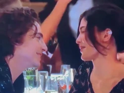 Foto Kylie Jenner - Timothee Chalamet Pamer Mesra, Ciuman di Golden Globes