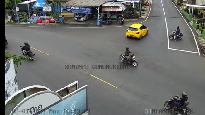Pantauan arus lalu lintas di Jalan Jogja-Wonosari Gunungkidul, Senin (8/1/2024) pukul 16.43 WIB.