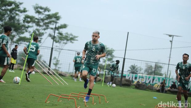 Latihan perdana PSS Sleman usai jeda pertandingan di Lapangan Pakembinangun, Sleman, Senin (8/1/2024).