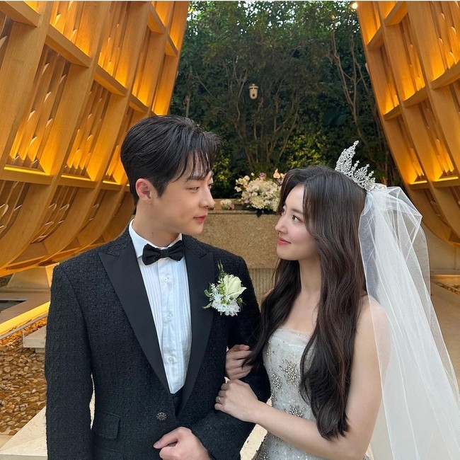 The Story of Parks Marriage Contract menyuguhkan akhir sesuai ekspektasi dan membahagiakan bagi penonton. Di akhir episode 12, Kang Tae Ha dan Park Yeon Woo menikah lagi untuk yang ketiga kalinya. Foto: Dok. Instagram @mbcdrama_now