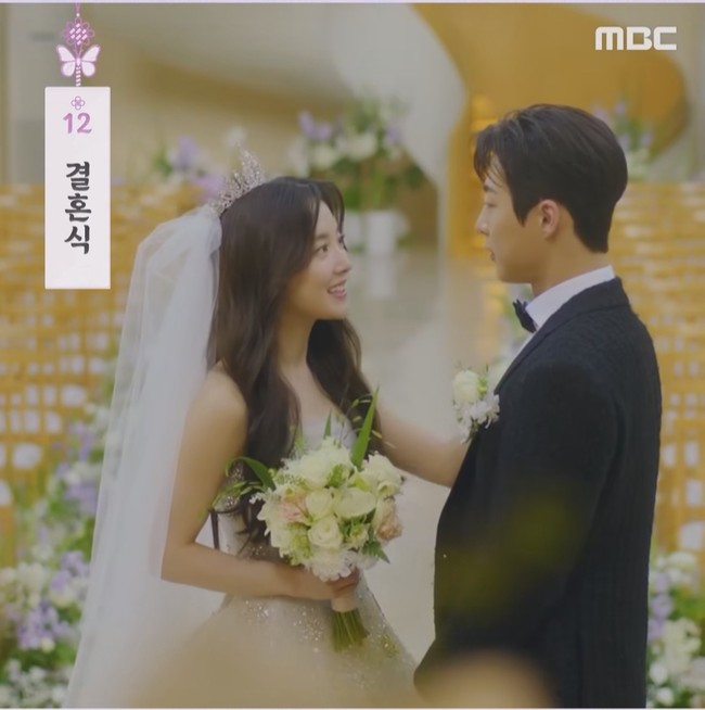 Kebersamaan Lee Si Young dan Bae In Hyuk di drama The Story of Parks Marriage Contract jadi sorotan publik. Pasangan yang dijuluki dengan nama ParkHa ini memperlihatkan chemistry yang erat hingga dirumorkan menjalin hubungan kencan di kehidupan nyata. Namun, agensi Lee Si Young, Prain TPC membantah dugaan tersebut. Foto: Dok. Instagram @mbcdrama_now