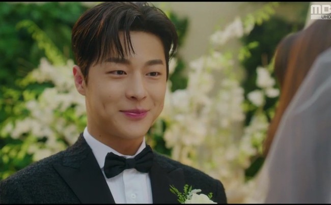 The Story of Parks Marriage Contract merupakan drama Korea fantasi romantis yang dibintangi Lee Se Young dan Bae In Hyuk. Serial ini mengisahkan tentang pernikahan kontrak pria konglomerat dengan wanita yang melakukan perjalanan waktu. Keduanya terhubung dengan takdir memilukan di masa Joseon. Foto: Dok. Instagram @mbcdrama_now