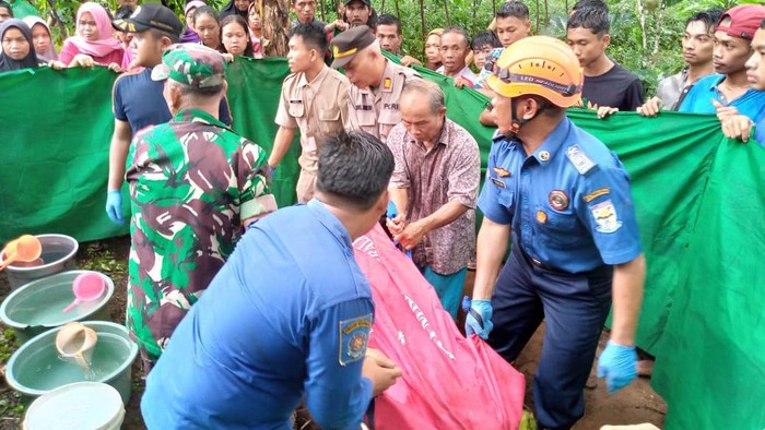 Tim Sar gabungan mengevakuasi jenazah pria yang tewas akibat tertimpa longsor dan masuk jurang di Desa Pengalusan, Kecamatan Mrebet, Kabupaten Purbalingga, Senin (8/1/2024).