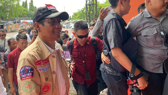 Cawapres nomor 3 Mahfud Md melakukan kunjungan ke Indramayu, Jawa Barat, Senin (8/1/2024). Mahfud menghadiri Talk Show dan deklarasi dari Pemuda Gama Pantura.