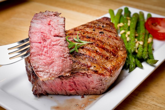 Makan Steak Tiap Hari, Pria Ini Masak Steak di Kamar Hotel!