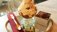 Sebuah dessert yang disajikan oleh restoran Serendipity 3 menggunakan campuran lembaran emas pada es krimnya. Harga dessert ini dipatok Rp 388 juta. Foto: Finances Online