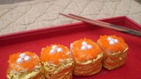 Seorang chef asal Filipina menciptakan sushi berlapis emas dengan harga Rp 27,9 juta per porsinya. Sushi ini tercatat ke dalam buku rekor dunia sebagai sushi termahal. Foto: Finances Online