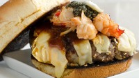 Seberapa mahal burger yang pernah kamu makan? Burger bernama Douche Burger ini dijual seharga Rp 10,3 juta bagi orang yang penasaran mencicipinya. Foto: Finances Online