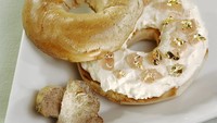 Pada 2007, seorang chef dari Westin Hotel New York City, Amerika Serikat menciptakan bagel yang tak biasa. Di bagian tengahnya diberi krim dengan potongan lembaran emas dan harganya mencapai Rp 15,5 juta. Foto: Finances Online