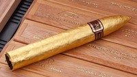 Punya konsep yang unik, cerutu berlapis emas 24 karat ini konon bisa dikunyah. Bernama Golden Torpedo Cigar harganya dipatok Rp 15,5 juta per packnya. Foto: Finances Online