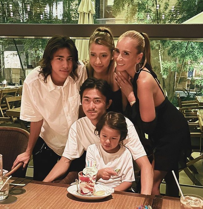 Malia sendiri diketahui memiliki empat anak dari hasil hubungannya dengan beberapa atlet. Ia dulu menikah dengan Hayuma Tanaka, Yuhei Sato, dan Maito Santos yang berprofesi sebagai pemain bola. Malia juga pernah dipersunting Norifumi KID Yamamoto, seorang petarung MMA.Foto: Instagram