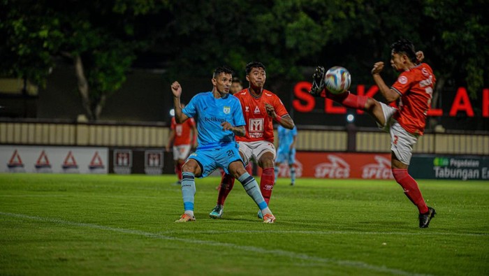 Laga babak 12 besar Liga 2 Malut United  vs Persela