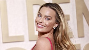Margot Robbie mendekati rasio sempurna dengan struktur wajah simetris dan proporsi mata-alis yang tinggi. Foto: AFP/MICHAEL TRAN