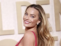 Margot Robbie dan Perhiasan Rp 46 M di Golden Globe 2024