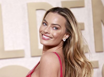 Margot Robbie dan Perhiasan Rp 46 M di Golden Globe 2024