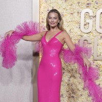 Masih dalam euforia film ‘Barbie’, Armani yang meninggal dalam usia 91 tahun pada Kamis (4/9/2025) mendesain secara khusus gaun pink untuk sang bintang. Margot Robbie pun tampik bak boneka hidup dengan gaya method dressing ini. (Foto: Jordan Strauss/Invision/AP)