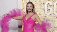Margot Robbie saat berpose di red carpet Golden Globe 2024 di California, AS. Jordan Strauss/Invision/AP