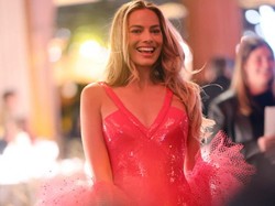 Saat Margot Robbie Cosplay Jadi Barbie Versi 1977 di Golden Globes
