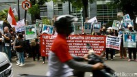 Berdasarkan pantauan detikcom, massa aksi sudah berdatangan di depan Pengadilan Negeri Jakarta Pusat dengan memakai pakaian hitam dan pita merah putih di pergelangan tangan mereka. 