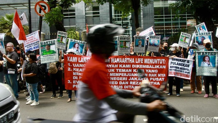 Aliansi Korban WanaArtha Life gelar aksi di depan PN Jakpus. Mereka menuntut pengembalian uang polis yang dibawa lari oleh pemilik asuransi WanaArtha Life.