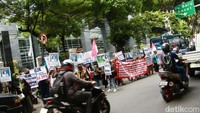 Massa aksi pun berseru meminta untuk mengembalikan hak mereka. Kembalikan uang kami! Kembalikan uang kami! Kembalikan uang kami! Tangkap Evelyn! teriak massa aksi. 