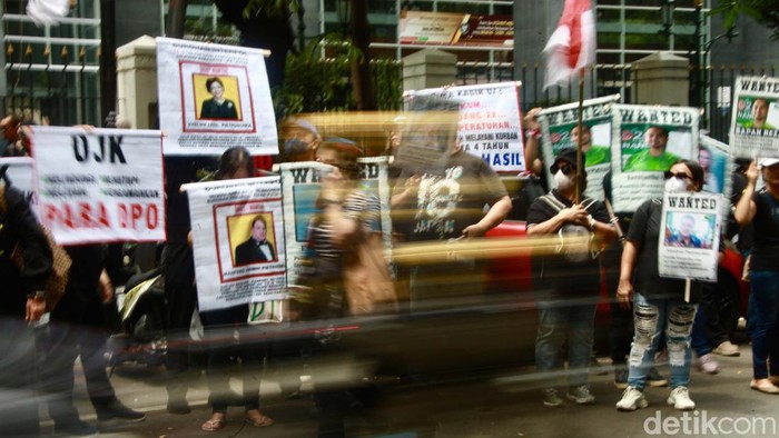 Massa Korban WanaArtha Life Demo PN Jakpus Aliansi Korban WanaArtha Life gelar aksi di depan PN Jakpus. Mereka menuntut pengembalian uang polis yang dibawa lari oleh pemilik asuransi WanaArtha Life.