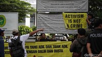 Mereka memberikan dukungan untuk Haris Azhar dan Fatia dalam sidang vonis pencemaran nama baik terhadap Luhut Binsar Pandjaitan. 